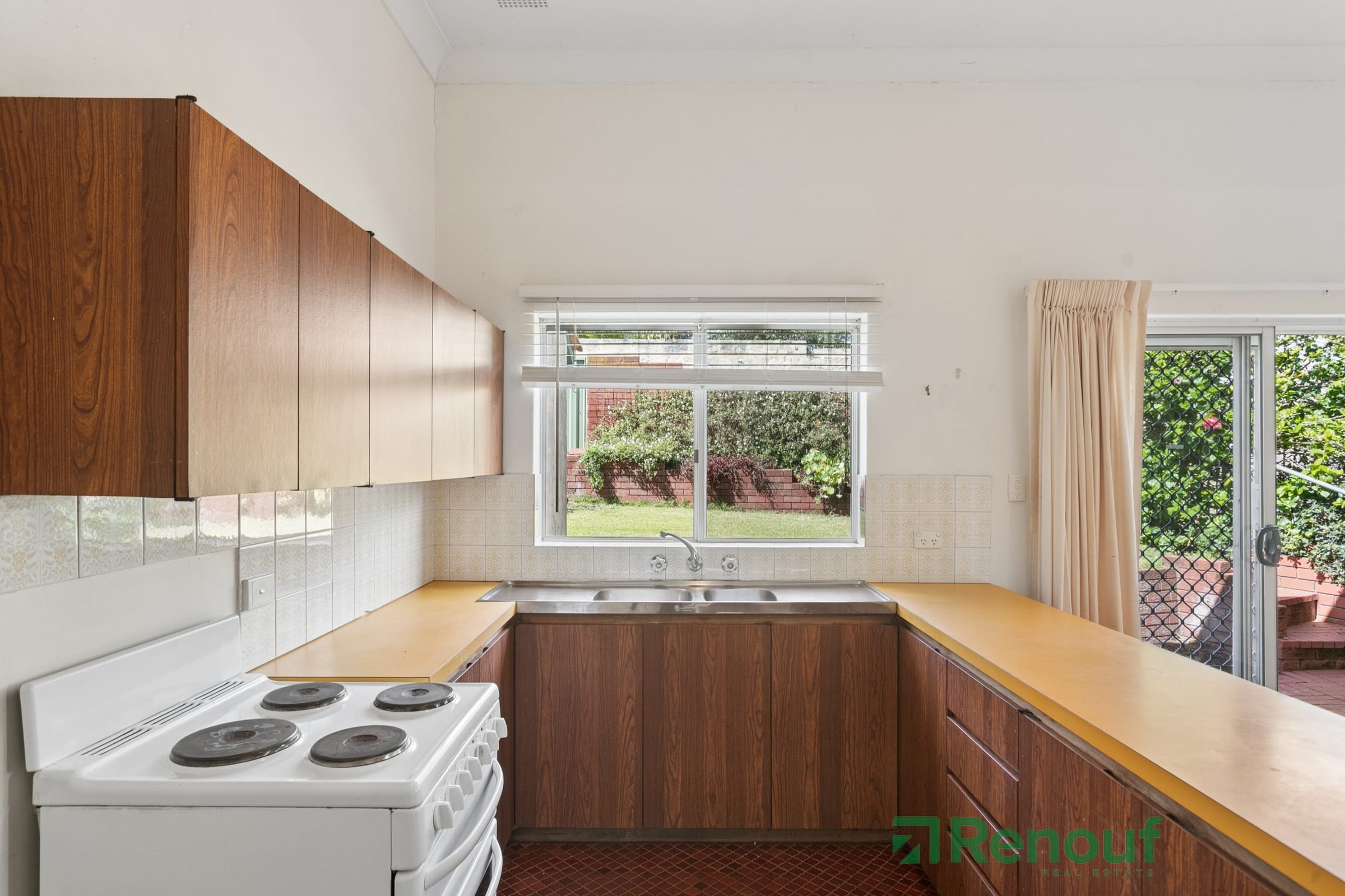 2 De Bernales Walk, Cottesloe